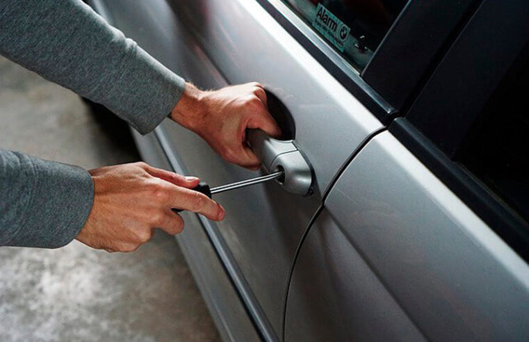 Homem deixa vários objetos de valor em carro estacionado e acaba sendo furtado