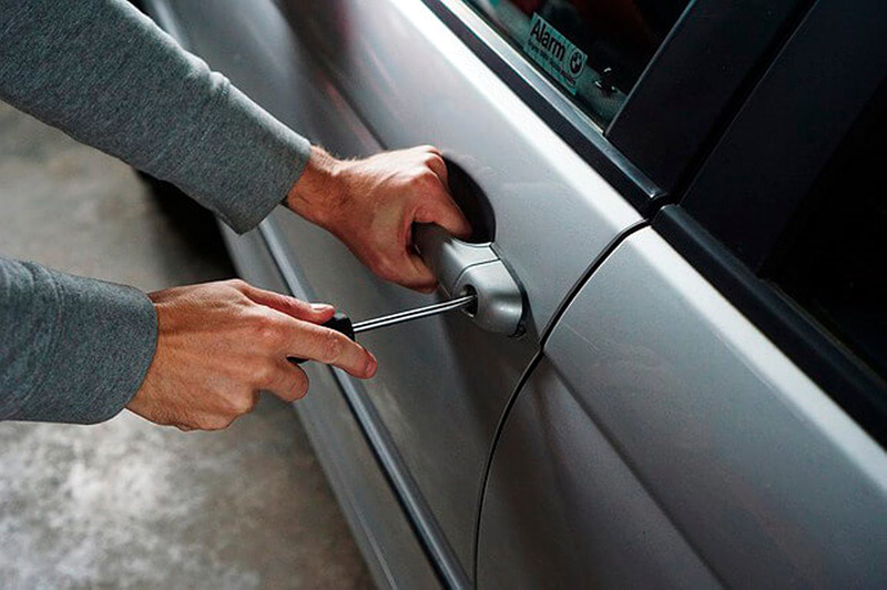 Homem deixa vários objetos de valor em carro estacionado e acaba sendo furtado