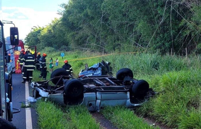 Colisão entre carro e caminhonete mata idoso e fere passageira com gravidade