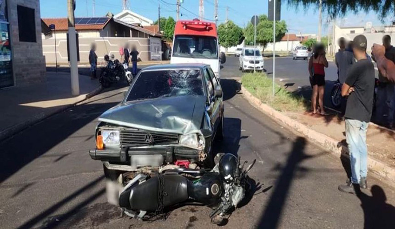 Mototaxista e passageira da moto sofrem fraturas ao bater em Voyage