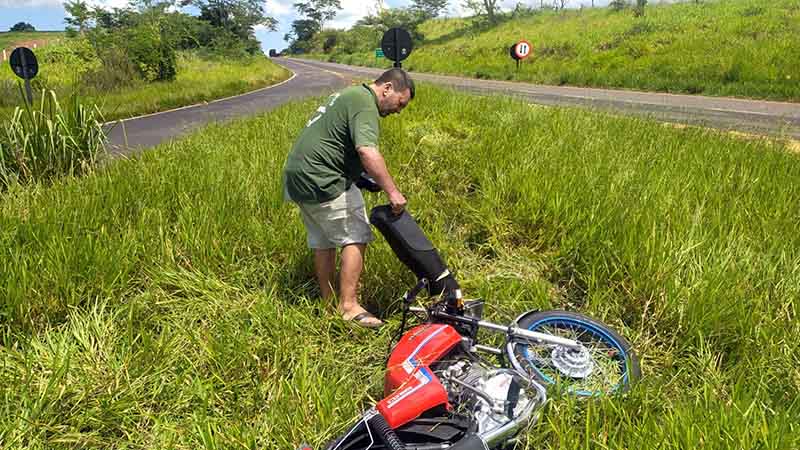 Moto é encontrada no meio do mato no trevo de Palestina