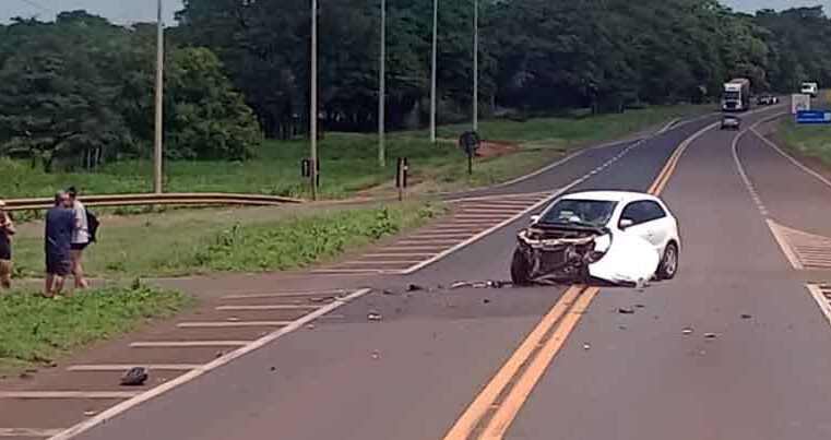 Gol bate em carreta baú no trevo de Nova Granada