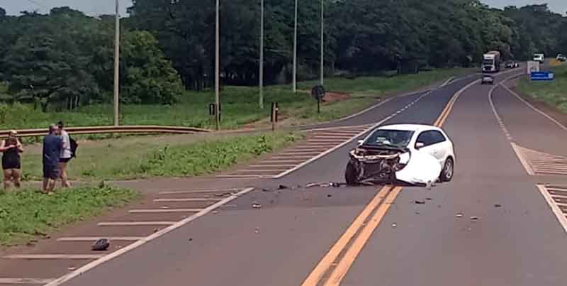 Gol bate em carreta baú no trevo de Nova Granada