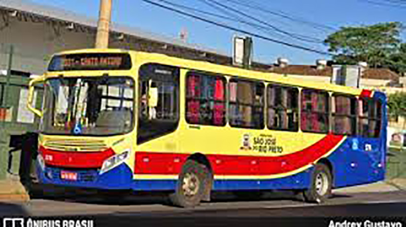 Homem quebra vidro de ônibus e arranca mulher de dentro à força