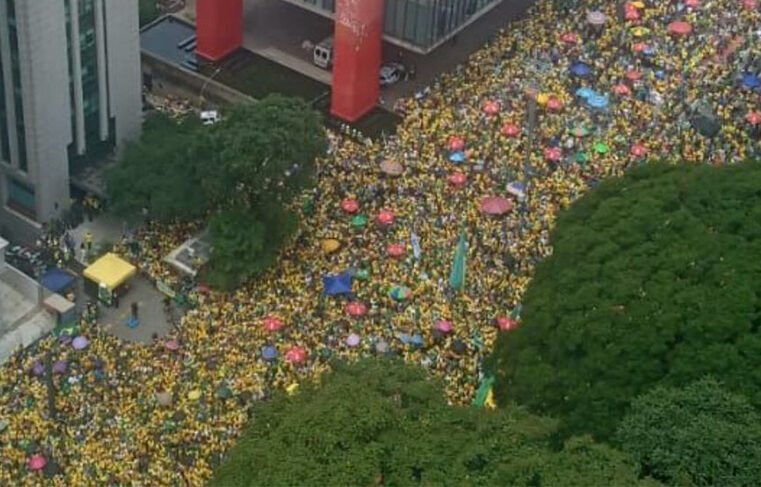 Por pouco apoiadores de Jair Bolsonaro ocupam a Avenida Paulista totalmente