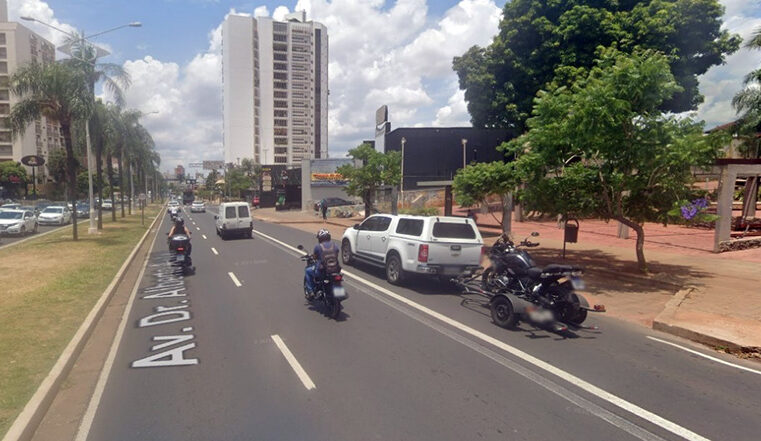 Mulher morre atropelada após descer de ônibus, na avenida Alberto Andaló