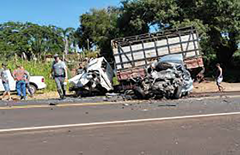 Acidente entre carro e caminhão deixa mortos em rodovia