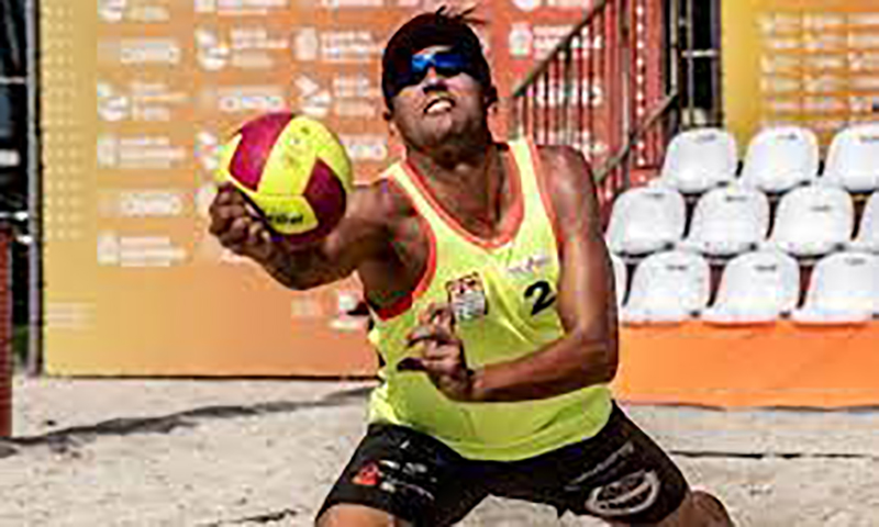 Jogador de vôlei de praia denuncia ataques homofóbicos durante partida do Circuito Brasileiro