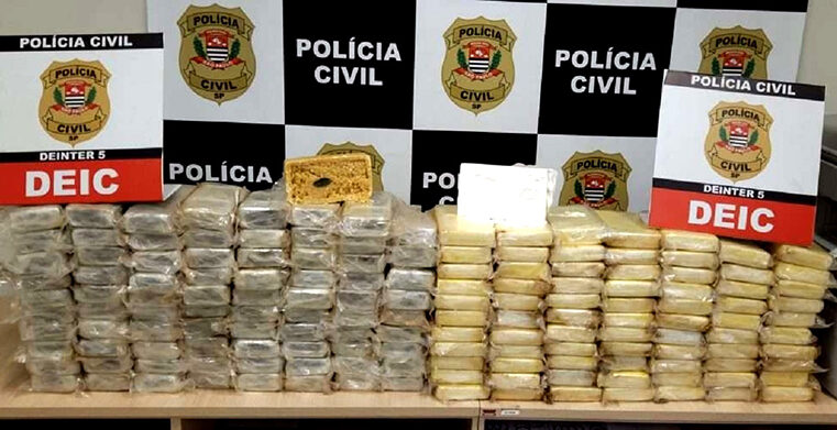 Carreta com 156 tijolos de cocaína é flagrado pela Polícia Civil em Bálsamo