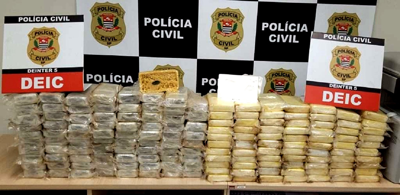 Carreta com 156 tijolos de cocaína é flagrado pela Polícia Civil em Bálsamo