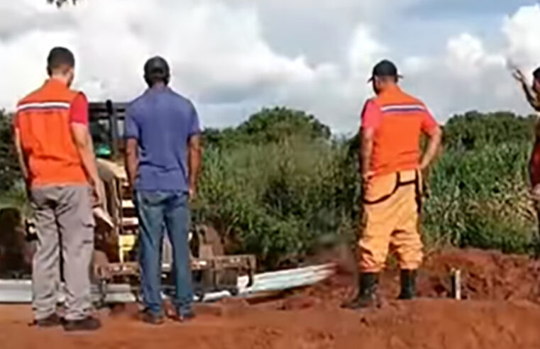 Triunfo Transbrasiliana bloqueia passagem para a Estrada Rural de Nova Granada