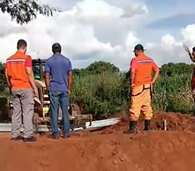 Triunfo Transbrasiliana bloqueia passagem para a Estrada Rural de Nova Granada