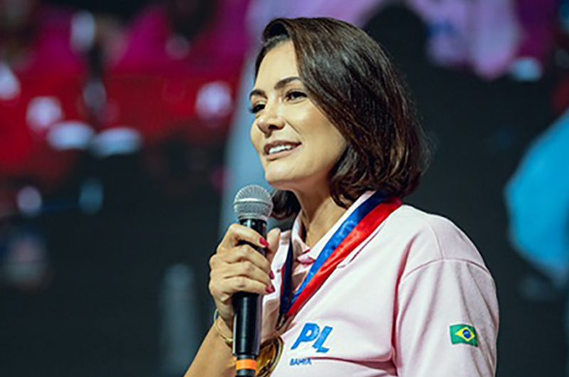 Desembargador impõe multa e proíbe evento no Theatro Municipal para concessão de título a Michelle Bolsonaro