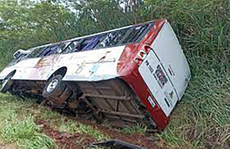 Ônibus do time do América de Rio Preto sofre acidente