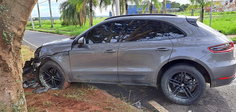 Porsche é abandonado após choque contra árvore