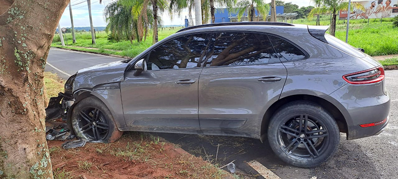 Porsche é abandonado após choque contra árvore