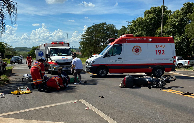 Moto bate em Fiat Palio na BR 153 e motociclista quebra o braço