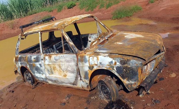 VW Brasília é encontrada destruída por chamas em área rural