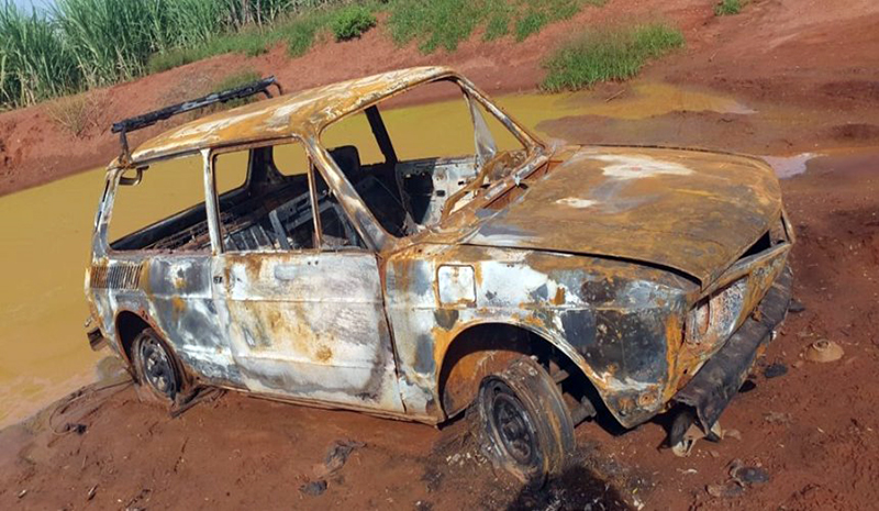 VW Brasília é encontrada destruída por chamas em área rural