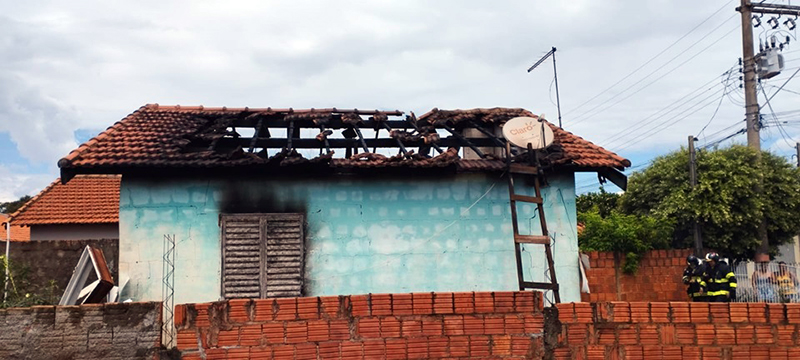 Mulher ateia fogo em colchão, sai gritando após incendiar a casa, e acaba presa