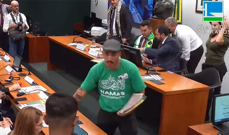 Homem com camisa do Hamas distribui panfletos em sessão na Câmara de Deputados