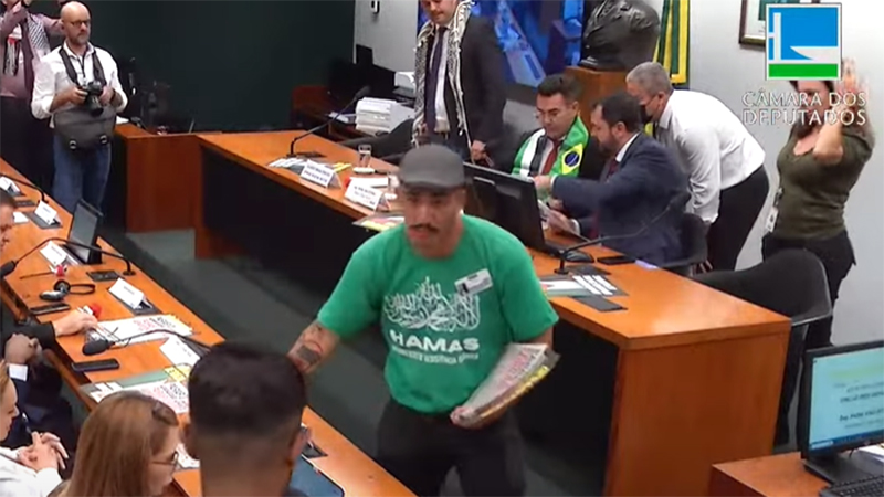 Homem com camisa do Hamas distribui panfletos em sessão na Câmara de Deputados