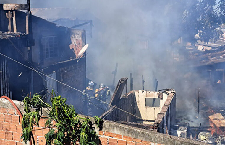 Incêndio devasta 6 casas em Curitiba e deixa 26 pessoas desabrigadas