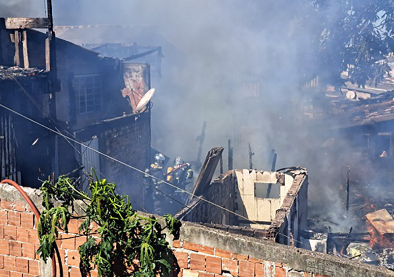 Incêndio devasta 6 casas em Curitiba e deixa 26 pessoas desabrigadas