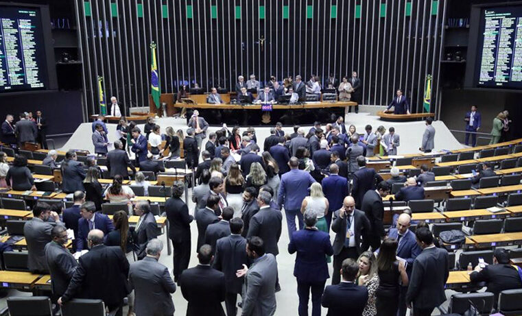 Congresso mantém veto de Bolsonaro a lei que criminaliza “Fake News” e Lula é derrotado