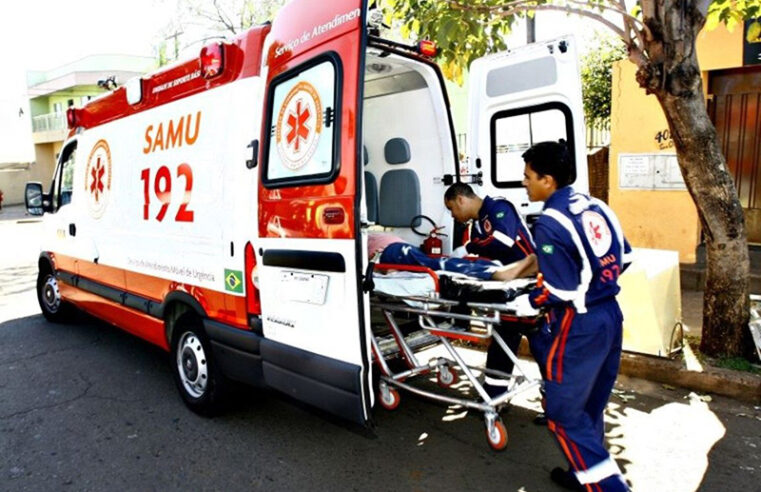 Jovem cai de telhado e respira por aparelhos em hospital