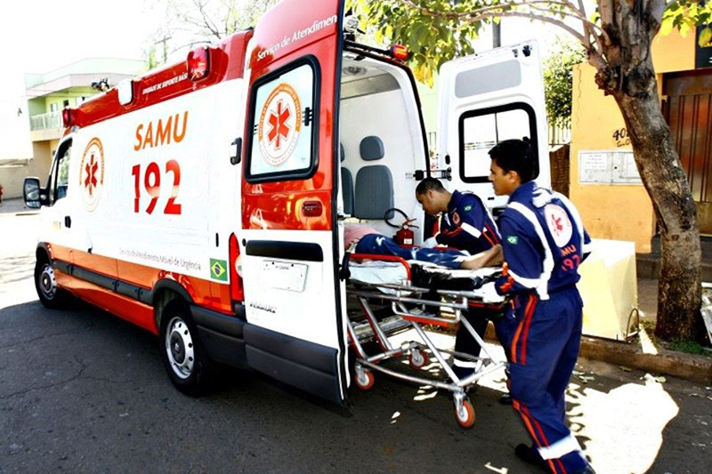 Jovem cai de telhado e respira por aparelhos em hospital