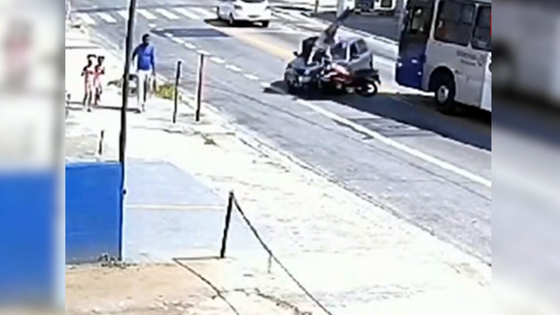 Motociclista bate de frente com carro, dá um mortal no ar e cai em cima do veículo