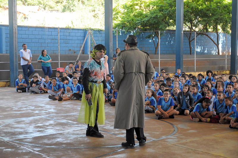 Teatro nas escolas da peça de Importância e Cuidados com os abusos