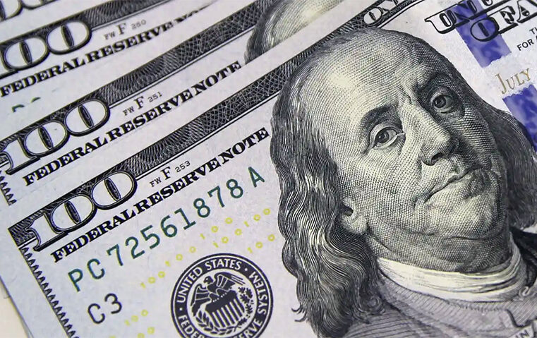 Dólar se aproxima de R$ 5,60 e Ibovespa cai em meio a preocupações fiscais