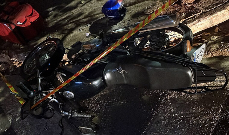Motorista sem CNH atropela motociclista que fica gravemente ferido!