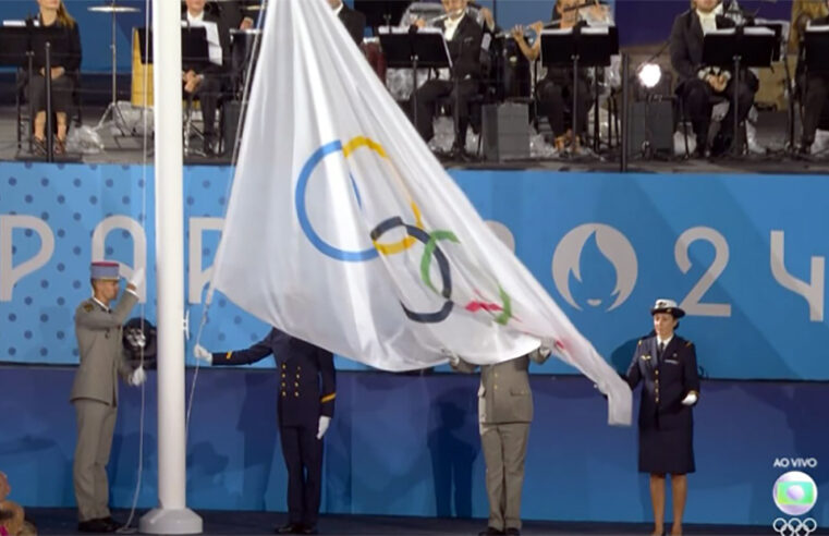 Olimpíadas de Paris: Bandeira Olímpica é hasteada de cabeça para baixo