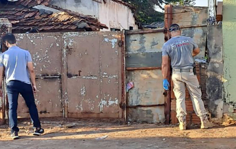 Corpo é encontrado enterrado em quintal de casa abandonada em Rio Preto