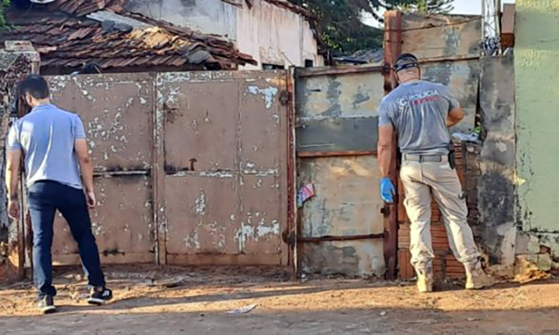 Corpo é encontrado enterrado em quintal de casa abandonada em Rio Preto