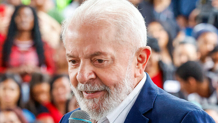 Após dizer “Se o cara é corintiano, tudo bem bater em mulher”, Lula promete ações contra a violência às mulheres