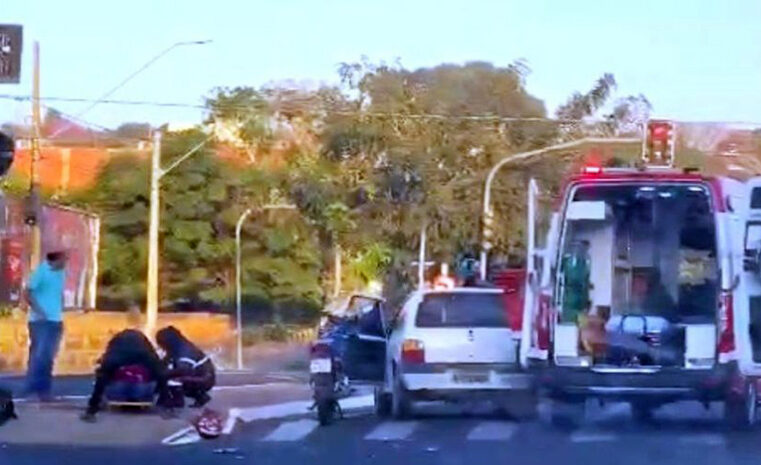 Acidente em cruzamento deixa motociclista ferido depois de ser lançado por cima do carro