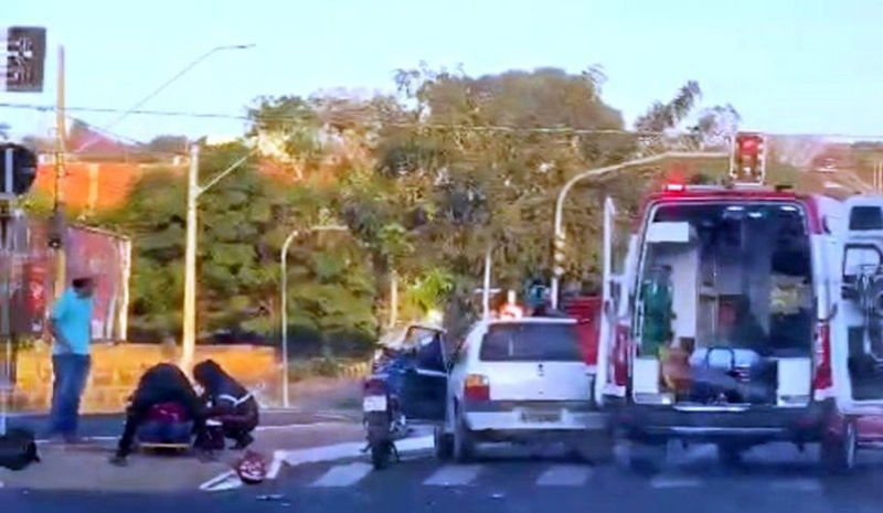 Acidente em cruzamento deixa motociclista ferido depois de ser lançado por cima do carro