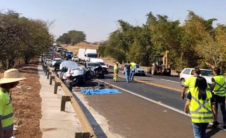 Quatro carros se envolvem em grave acidente na SP-322, mata mãe e filha