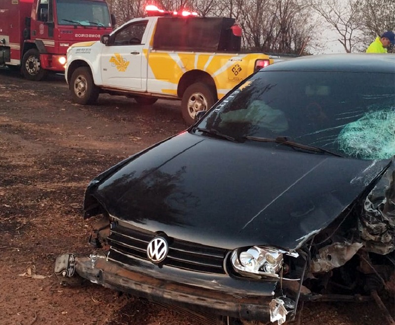 Colisão de Golf e Gol deixa um ferido na SP 322 e carro capota em pleno centro de Olímpia