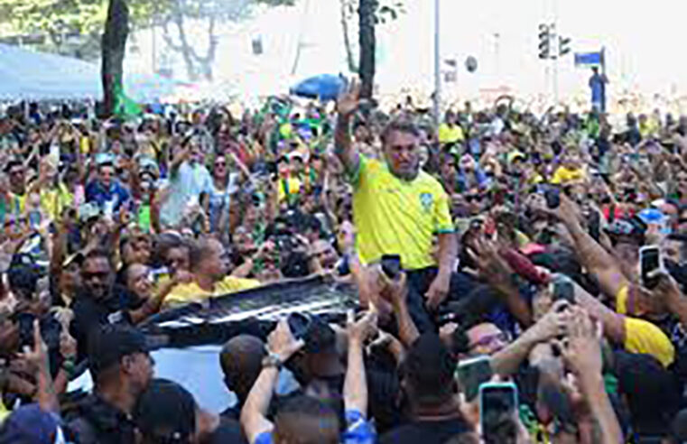 Em rápida visita,  Bolsonaro  reúne multidão, faz carreata e pede apoio a candidatos do PL