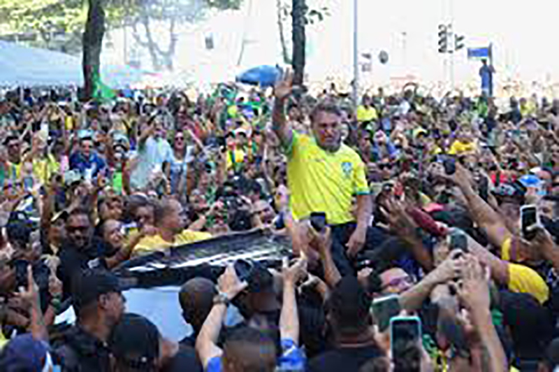 Em rápida visita,  Bolsonaro  reúne multidão, faz carreata e pede apoio a candidatos do PL