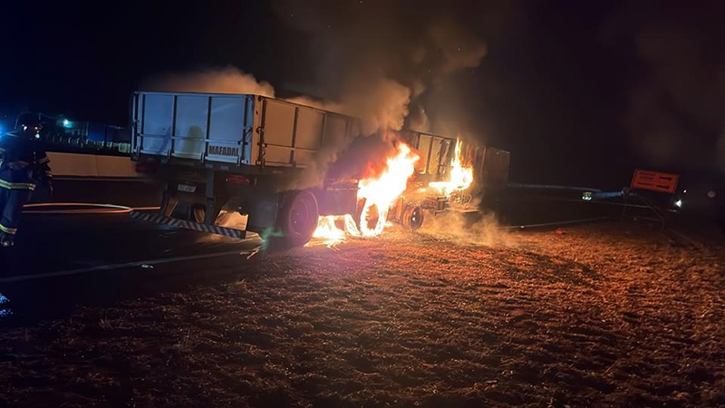 Carreta tomba perigosamente e pega fogo em Olímpia