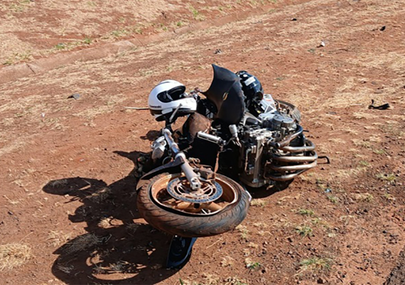 Moto cai na pista deixando pai e filho feridos