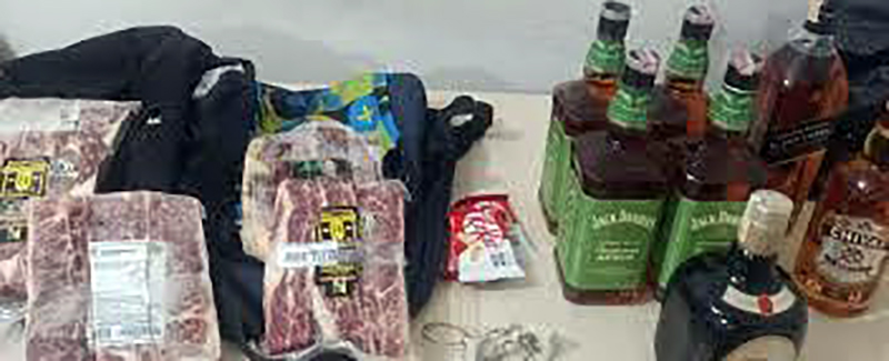 Trio é flagrado após furtar whisky, carnes e chocolates