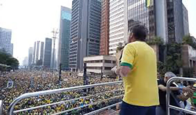 Manifestantes lotam a Avenida Paulista alertando sobre a democracia e fazem ato contra Moraes