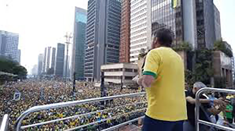 Manifestantes lotam a Avenida Paulista alertando sobre a democracia e fazem ato contra Moraes